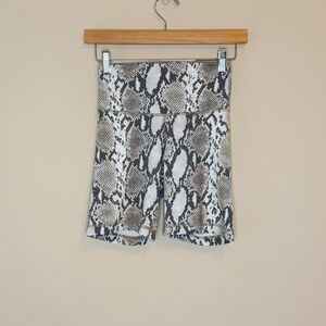 Aritzia TNA Atmosphere Snake Print Biker Shorts High Rise 7" Size XS